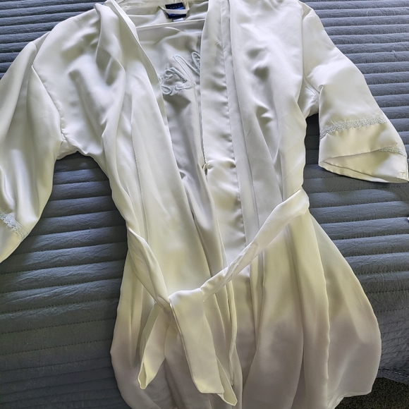 Xs Bride robe. - Picture 3 of 5